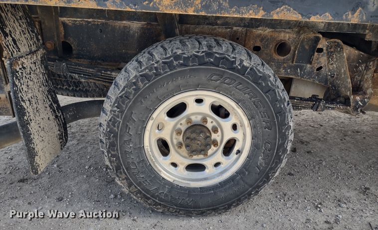 image for item MD9302 2002 Chevrolet Silverado 2500HD  Crew Cab flatbed pickup truck