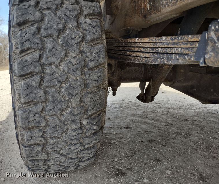 image for item MD9302 2002 Chevrolet Silverado 2500HD  Crew Cab flatbed pickup truck