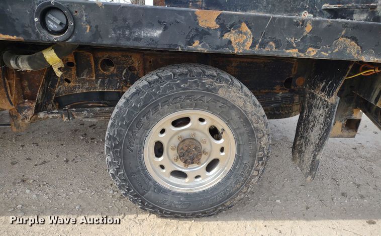 image for item MD9302 2002 Chevrolet Silverado 2500HD  Crew Cab flatbed pickup truck