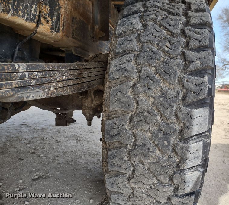 image for item MD9302 2002 Chevrolet Silverado 2500HD  Crew Cab flatbed pickup truck