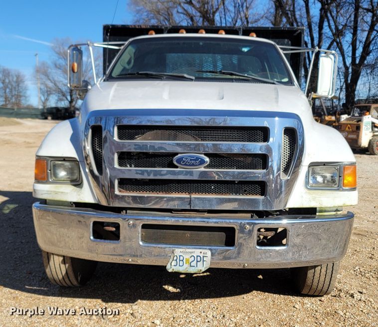 image for item MH9647 2004 Ford F650 Super Duty XLT  flatbed truck