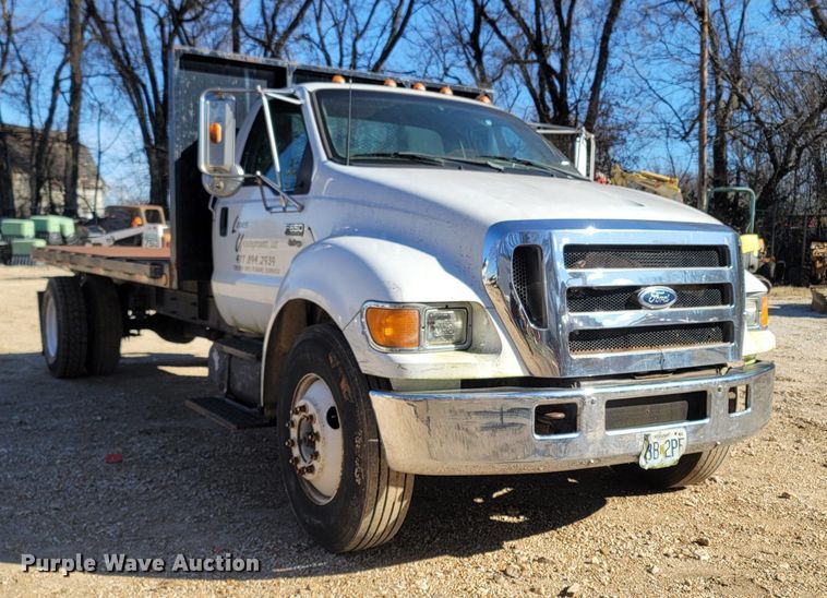 image for item MH9647 2004 Ford F650 Super Duty XLT  flatbed truck