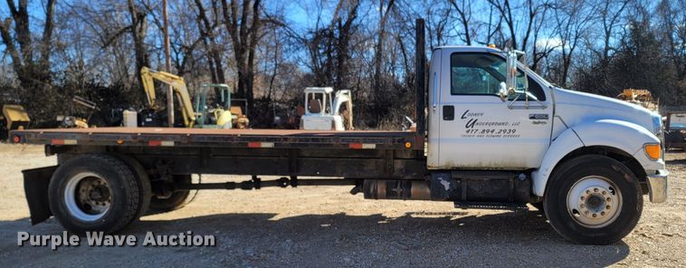 image for item MH9647 2004 Ford F650 Super Duty XLT  flatbed truck