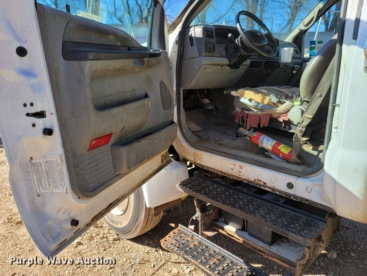 image for item MH9647 2004 Ford F650 Super Duty XLT  flatbed truck