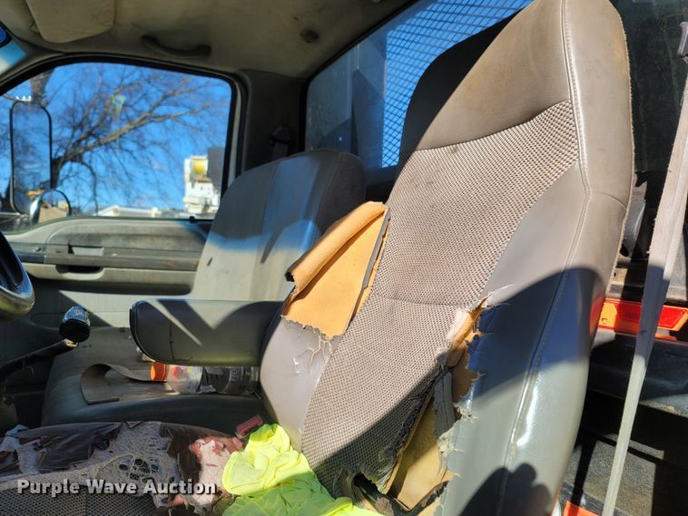 image for item MH9647 2004 Ford F650 Super Duty XLT  flatbed truck