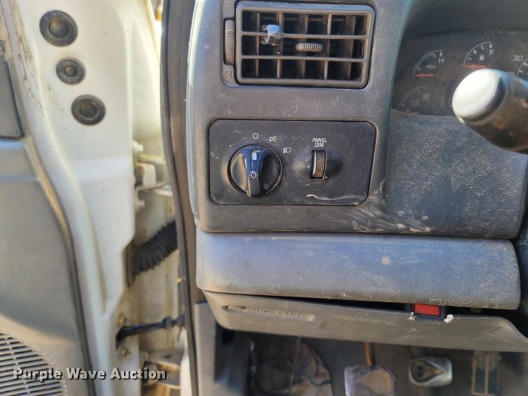 image for item MH9647 2004 Ford F650 Super Duty XLT  flatbed truck