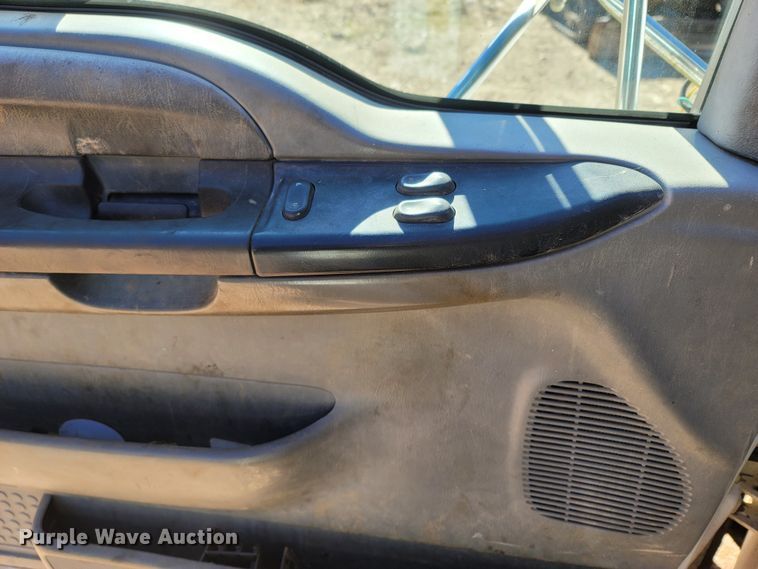 image for item MH9647 2004 Ford F650 Super Duty XLT  flatbed truck