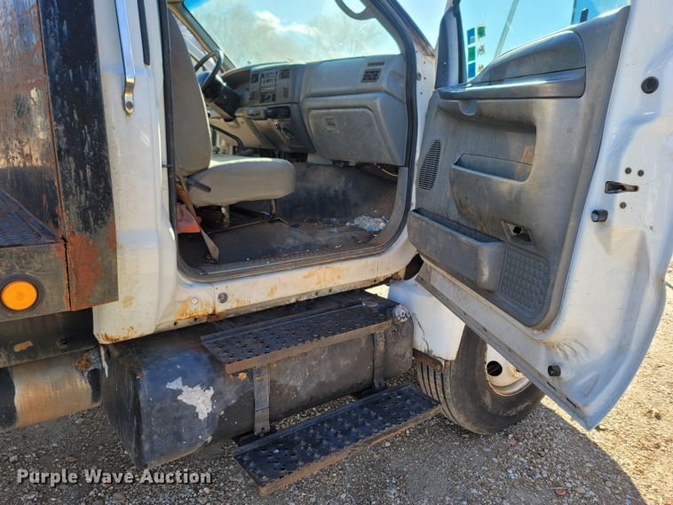 image for item MH9647 2004 Ford F650 Super Duty XLT  flatbed truck