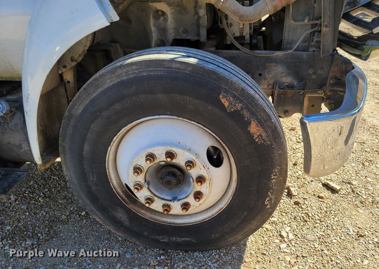 image for item MH9647 2004 Ford F650 Super Duty XLT  flatbed truck