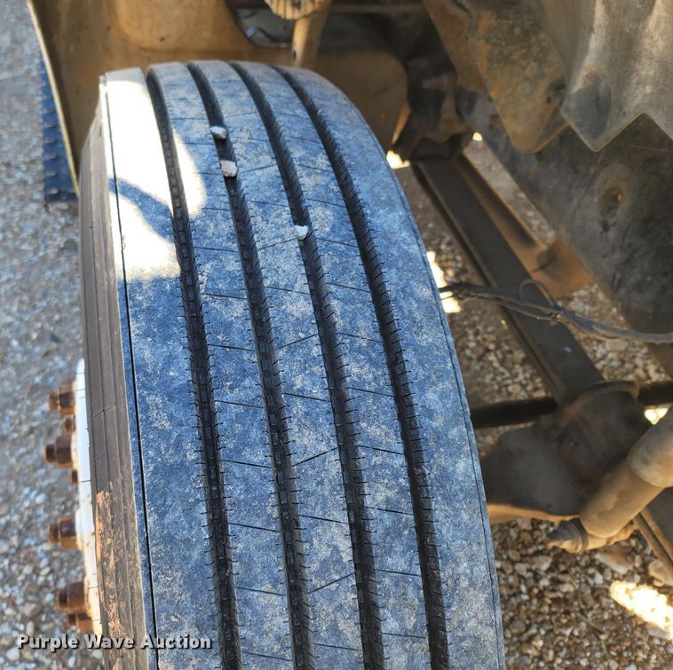 image for item MH9647 2004 Ford F650 Super Duty XLT  flatbed truck