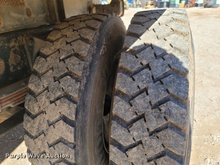 image for item MH9647 2004 Ford F650 Super Duty XLT  flatbed truck