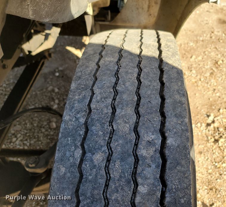 image for item MH9647 2004 Ford F650 Super Duty XLT  flatbed truck