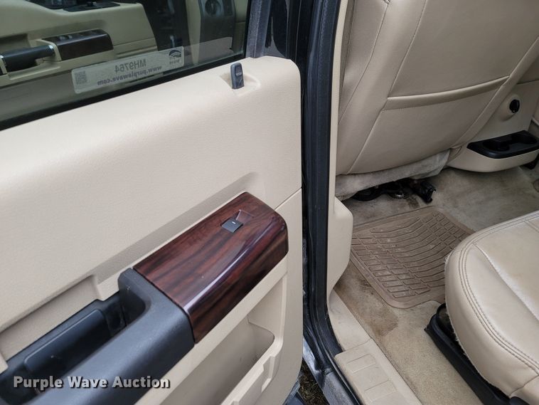 image for item MH9764 2008 Ford F350 Super Duty  Crew Cab pickup truck