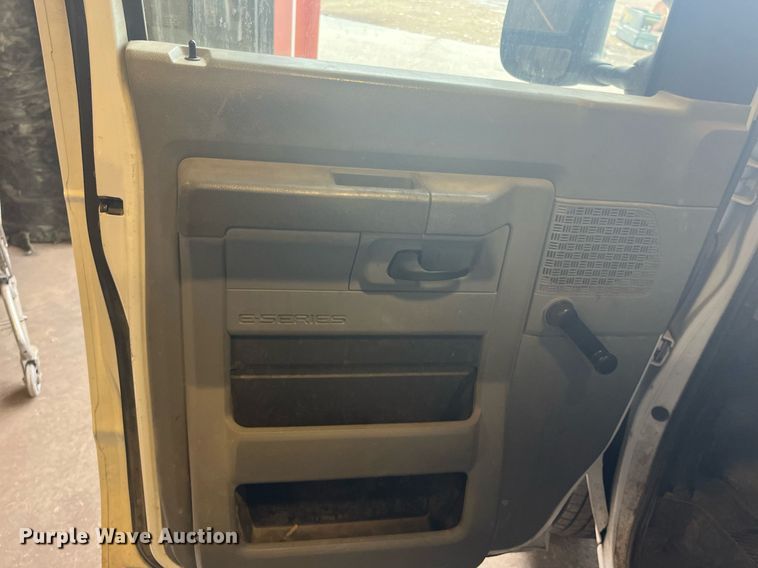 image for item ML9828 2011 Ford E-350 Super Duty  box truck