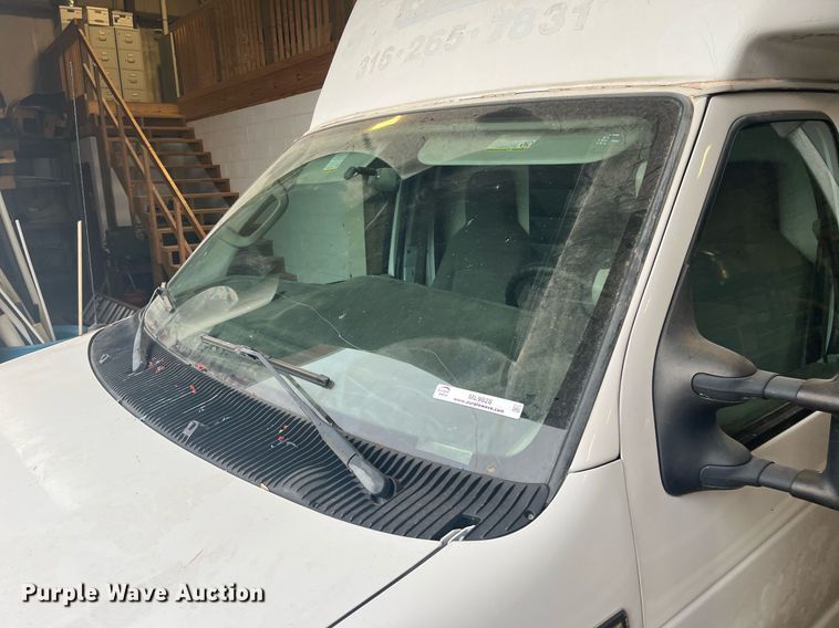 image for item ML9828 2011 Ford E-350 Super Duty  box truck