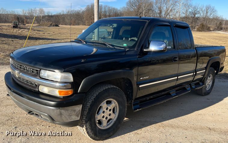 image for item MM9068 2001 Chevrolet Silverado 1500 LT  Ext. Cab pickup truck