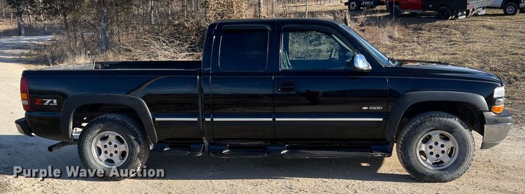 image for item MM9068 2001 Chevrolet Silverado 1500 LT  Ext. Cab pickup truck