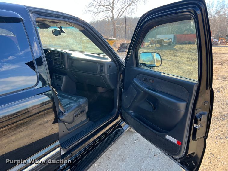 image for item MM9068 2001 Chevrolet Silverado 1500 LT  Ext. Cab pickup truck