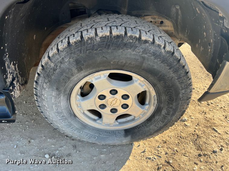 image for item MM9068 2001 Chevrolet Silverado 1500 LT  Ext. Cab pickup truck