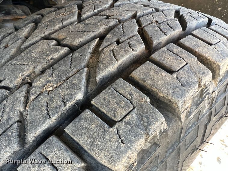 image for item MM9068 2001 Chevrolet Silverado 1500 LT  Ext. Cab pickup truck