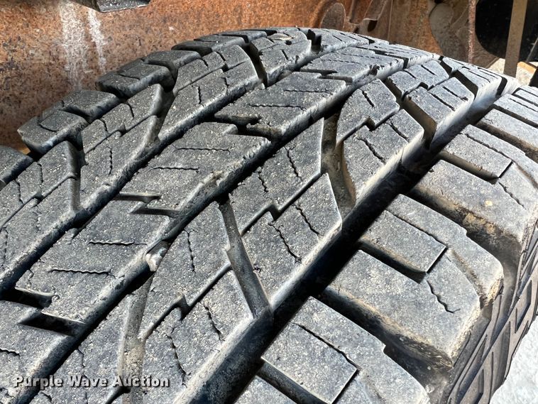 image for item MM9068 2001 Chevrolet Silverado 1500 LT  Ext. Cab pickup truck