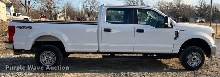 image for item MM9073 2019 Ford F350 Super Duty XL  Crew Cab pickup truck