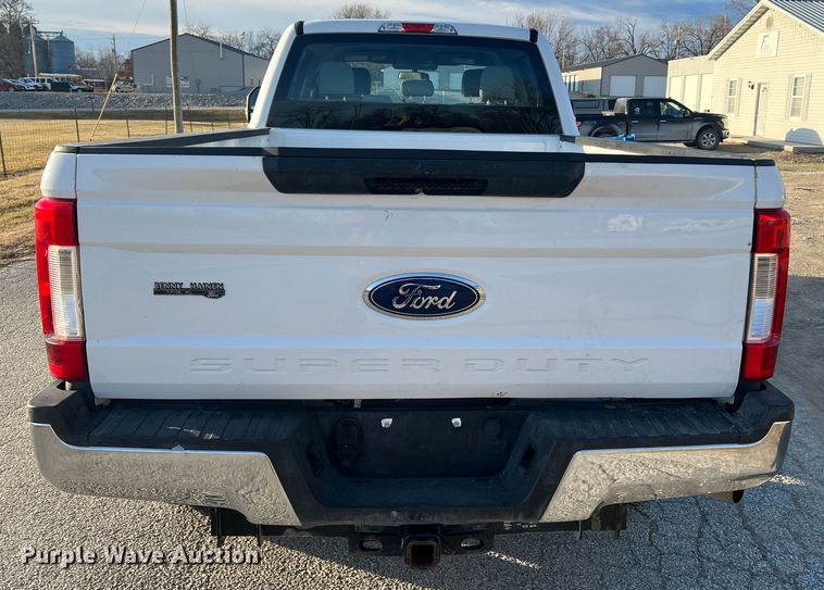 image for item MM9073 2019 Ford F350 Super Duty XL  Crew Cab pickup truck