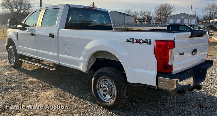 image for item MM9073 2019 Ford F350 Super Duty XL  Crew Cab pickup truck