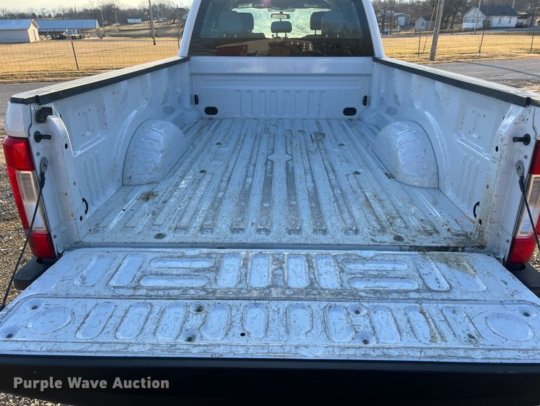 image for item MM9073 2019 Ford F350 Super Duty XL  Crew Cab pickup truck