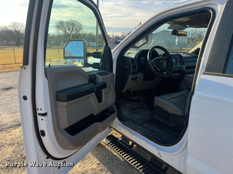 image for item MM9073 2019 Ford F350 Super Duty XL  Crew Cab pickup truck