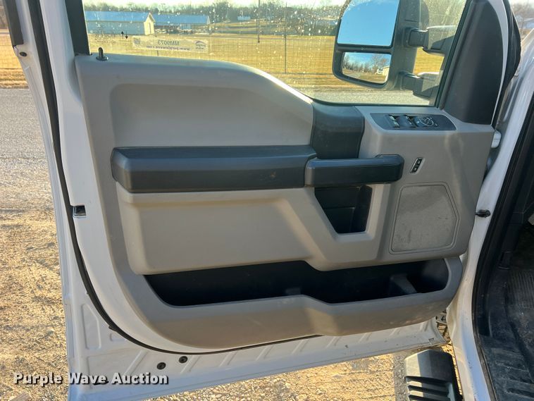 image for item MM9073 2019 Ford F350 Super Duty XL  Crew Cab pickup truck