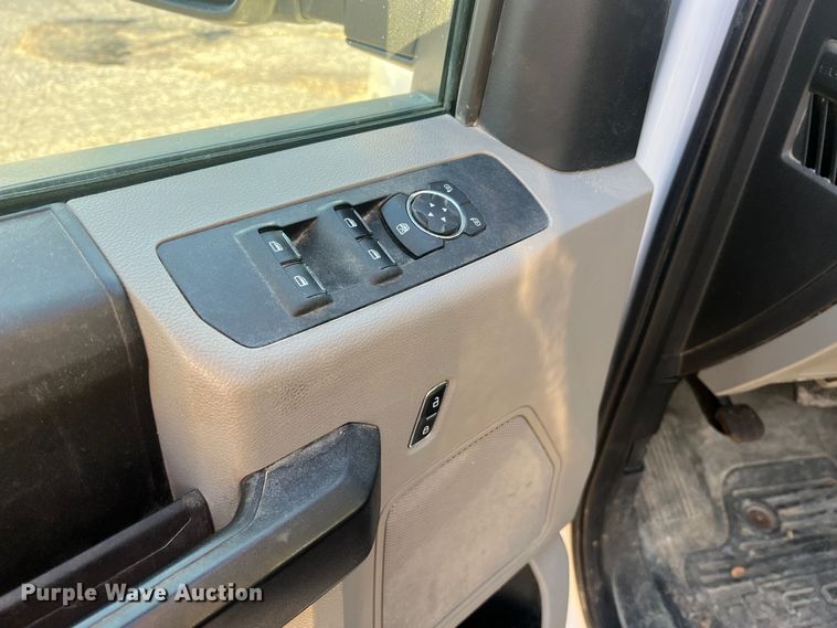 image for item MM9073 2019 Ford F350 Super Duty XL  Crew Cab pickup truck