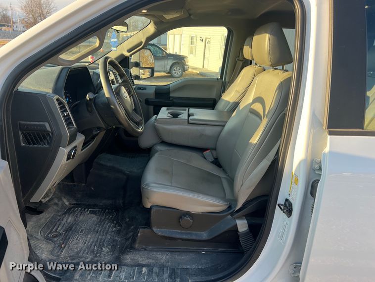 image for item MM9073 2019 Ford F350 Super Duty XL  Crew Cab pickup truck