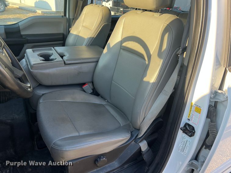 image for item MM9073 2019 Ford F350 Super Duty XL  Crew Cab pickup truck