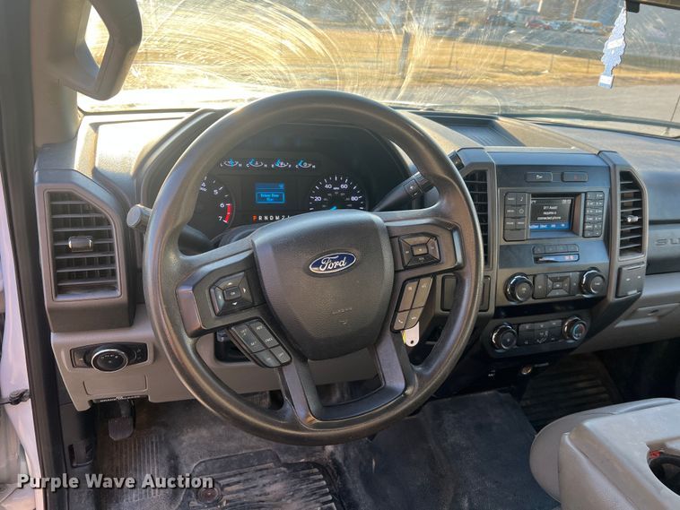 image for item MM9073 2019 Ford F350 Super Duty XL  Crew Cab pickup truck