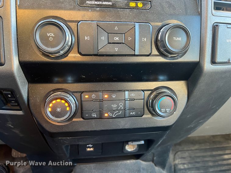 image for item MM9073 2019 Ford F350 Super Duty XL  Crew Cab pickup truck