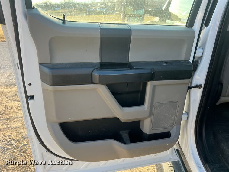 image for item MM9073 2019 Ford F350 Super Duty XL  Crew Cab pickup truck