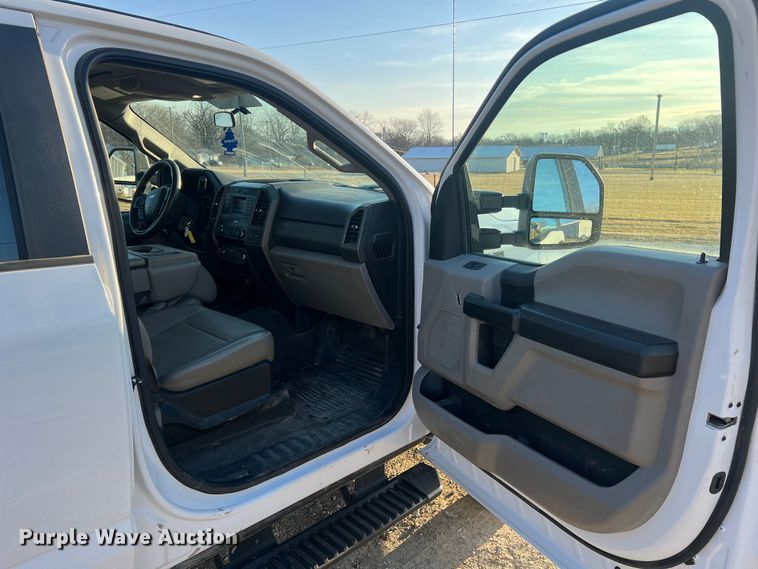 image for item MM9073 2019 Ford F350 Super Duty XL  Crew Cab pickup truck