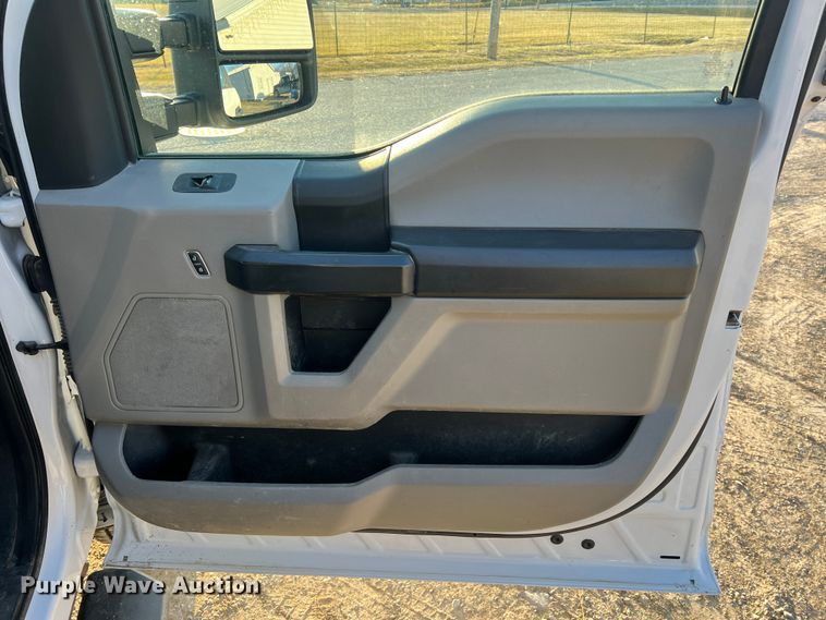 image for item MM9073 2019 Ford F350 Super Duty XL  Crew Cab pickup truck