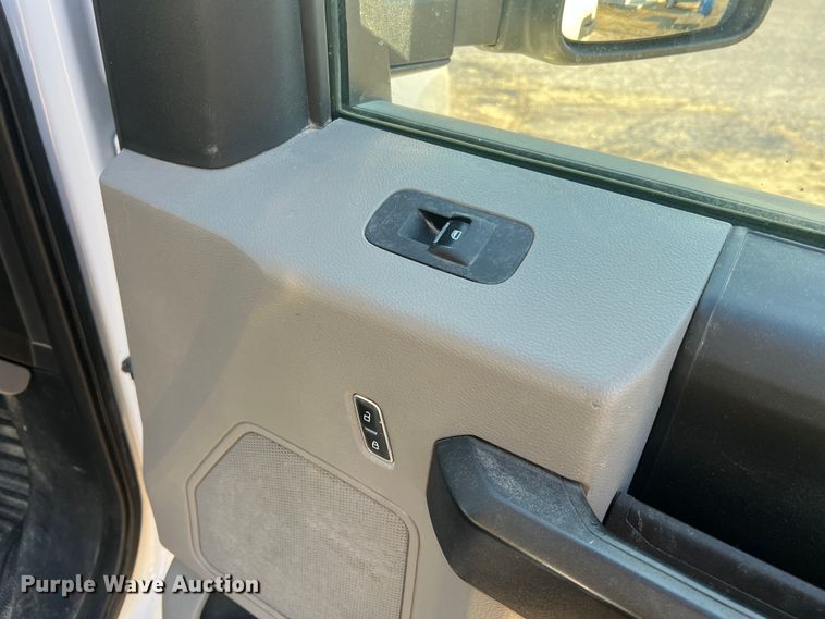 image for item MM9073 2019 Ford F350 Super Duty XL  Crew Cab pickup truck