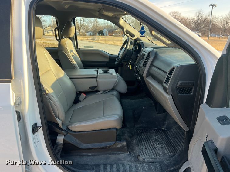 image for item MM9073 2019 Ford F350 Super Duty XL  Crew Cab pickup truck