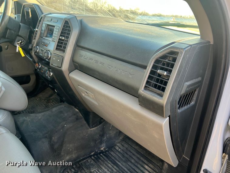 image for item MM9073 2019 Ford F350 Super Duty XL  Crew Cab pickup truck