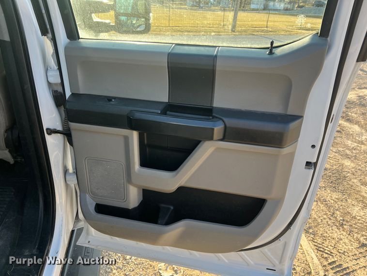 image for item MM9073 2019 Ford F350 Super Duty XL  Crew Cab pickup truck