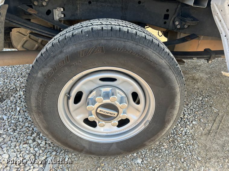 image for item MM9073 2019 Ford F350 Super Duty XL  Crew Cab pickup truck