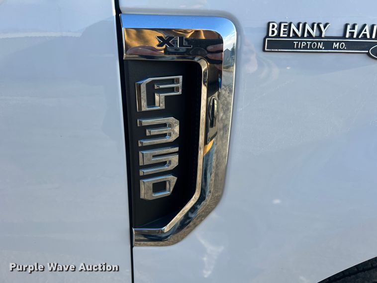 image for item MM9073 2019 Ford F350 Super Duty XL  Crew Cab pickup truck