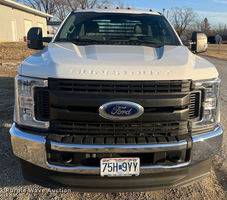 image for item MM9074 2019 Ford F350 Super Duty XL  flatbed pickup truck