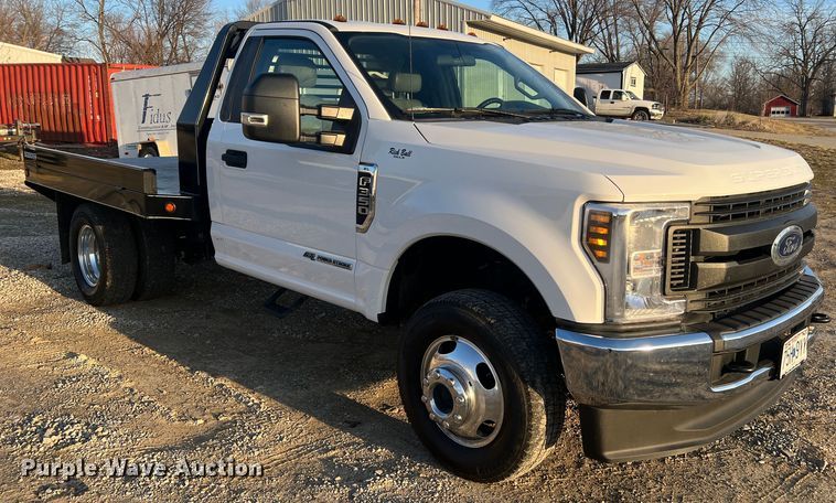 image for item MM9074 2019 Ford F350 Super Duty XL  flatbed pickup truck