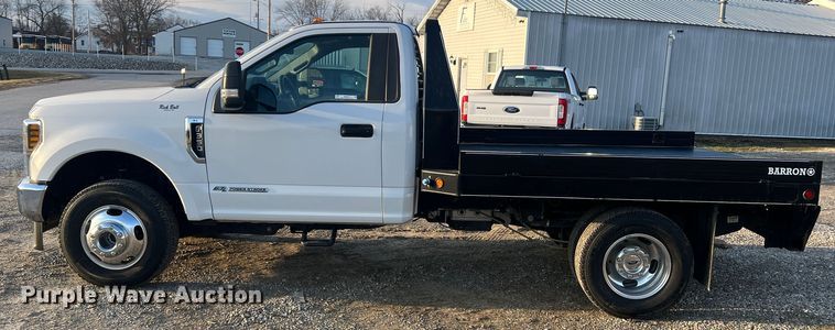 image for item MM9074 2019 Ford F350 Super Duty XL  flatbed pickup truck