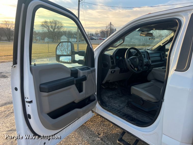 image for item MM9074 2019 Ford F350 Super Duty XL  flatbed pickup truck