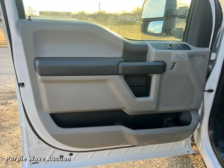 image for item MM9074 2019 Ford F350 Super Duty XL  flatbed pickup truck